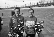 127021 Afbeelding van de kampioenen van de wielerbaanwedstrijden in het stadion De Galgenwaard te Utrecht.